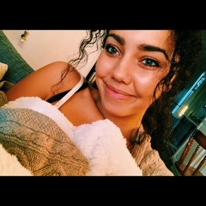 Meet your Posher, Javiera